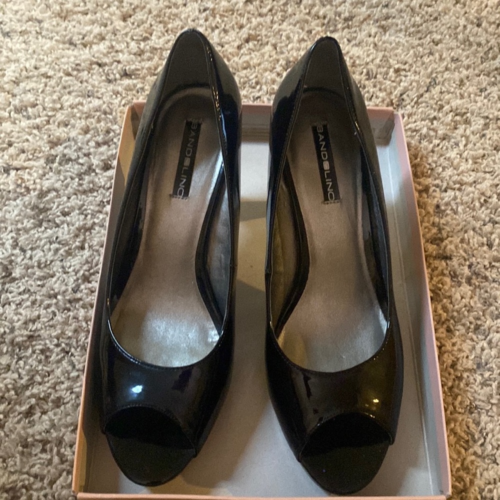 Bandolino black patent leather platform peep toe shoes - size 9